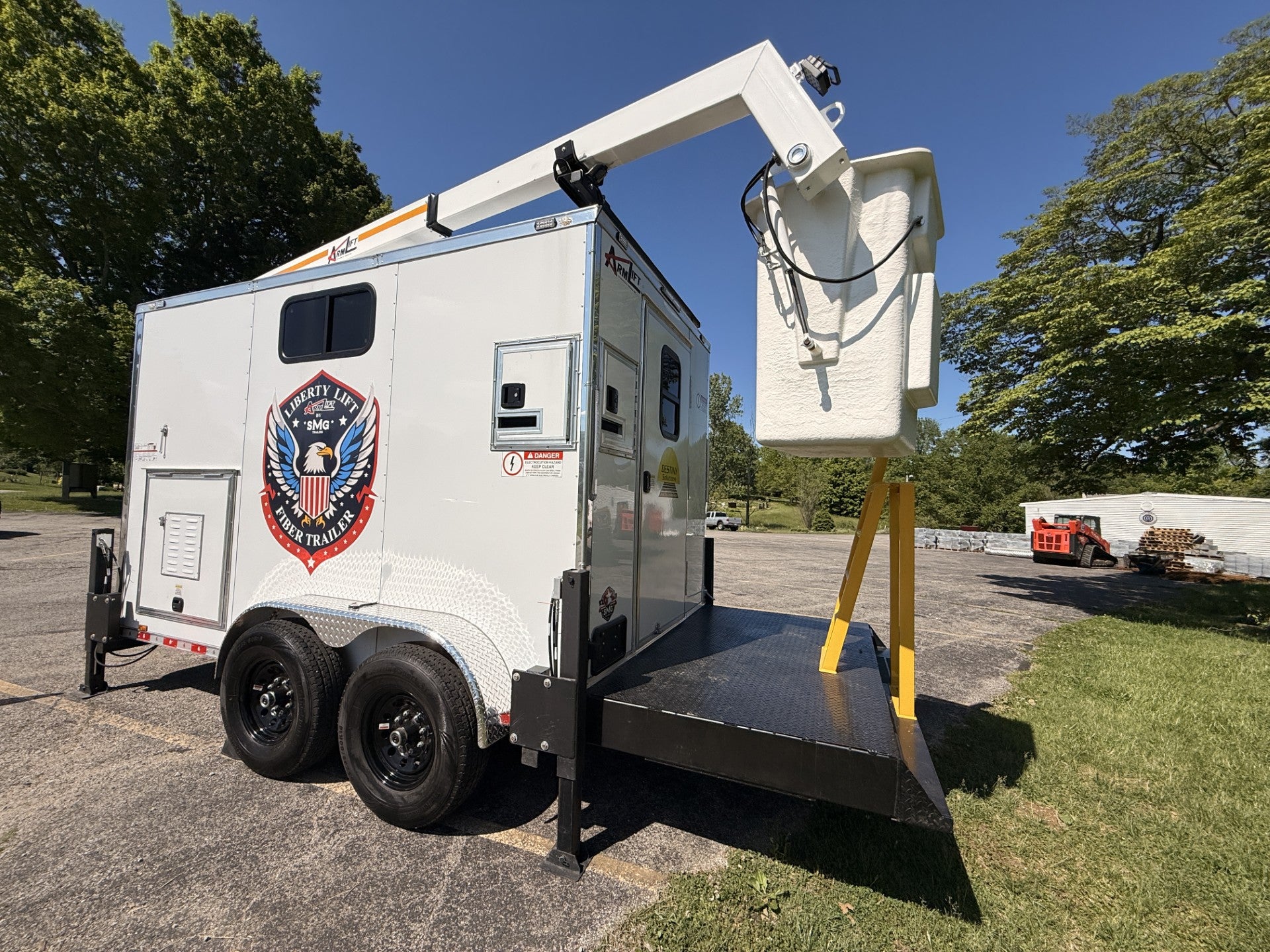 SMG TRAILERS | Self-Leveling Liberty Lift Bucket Lift Fiber Trailer ...